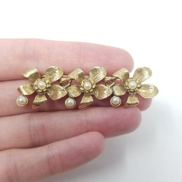 Vintage Three Flower Bar Brooch with Faux Pearls, Gold Tone, Lapel Pin, Estate - Picture 1 of 5